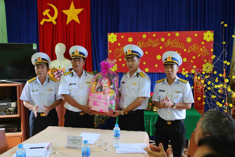 海军第二区司令部工作代表团向590雷达站战士、干部送上新年慰问品。越通社记者 成达 摄