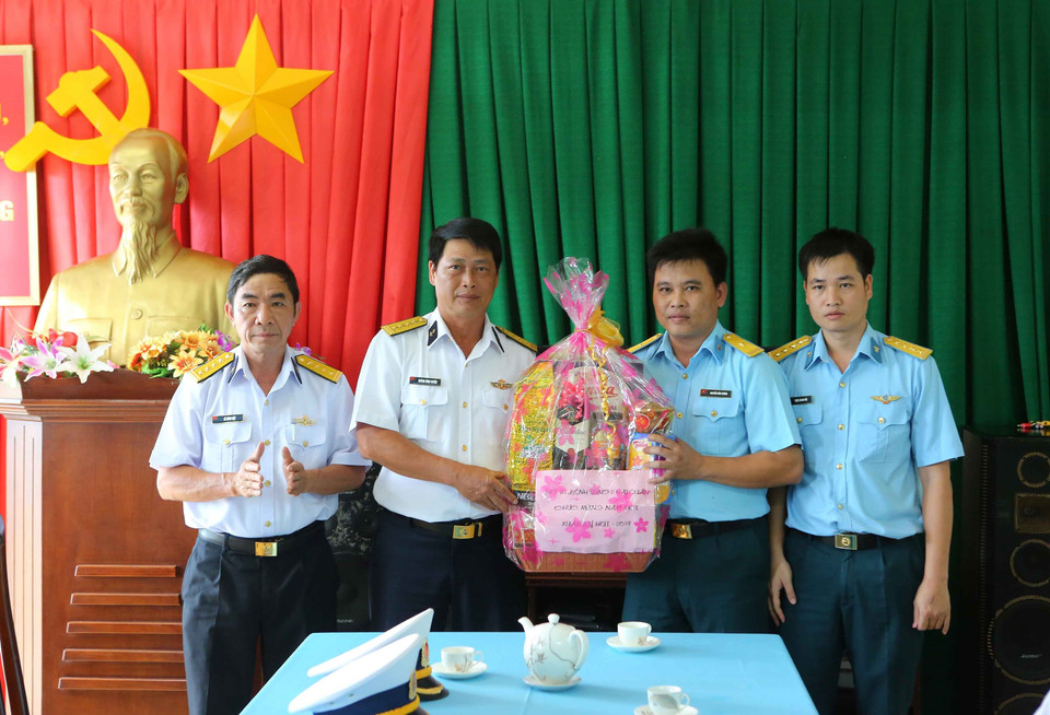 海军第二区司令部工作代表团向590雷达站战士、干部送上慰问品。越通社记者成达 摄