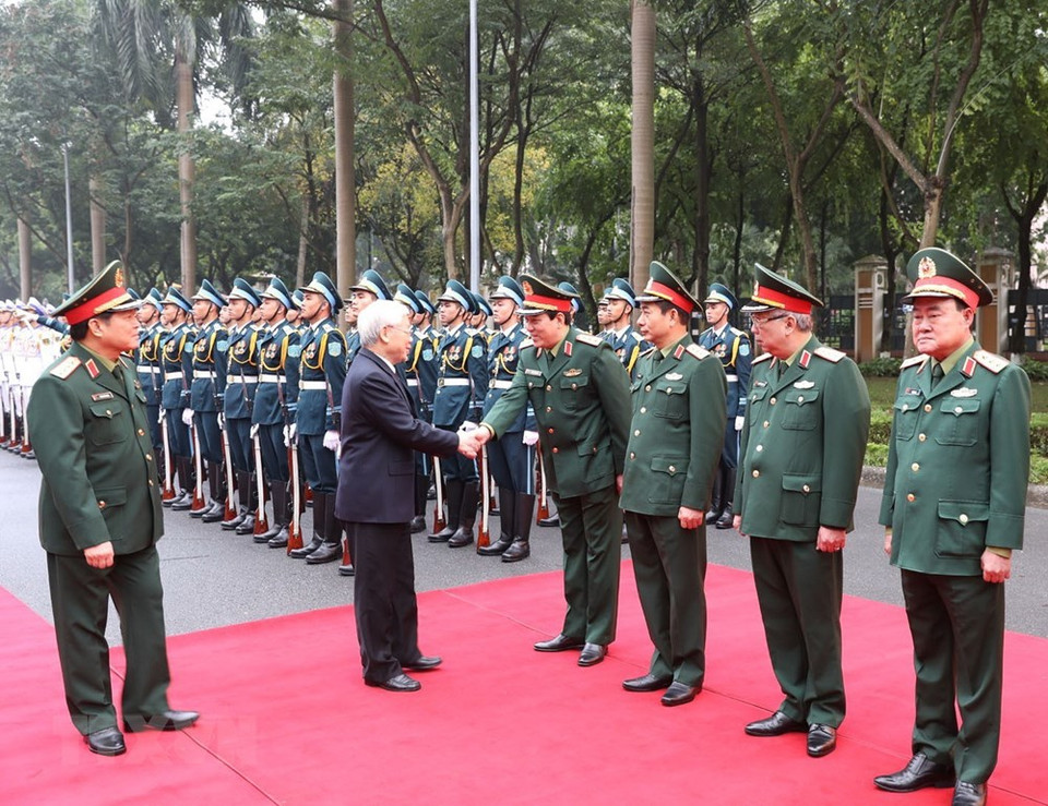 越共中央总书记、国家主席、中央军委书记阮富仲与国防部领导握手。越通社记者 智勇 摄