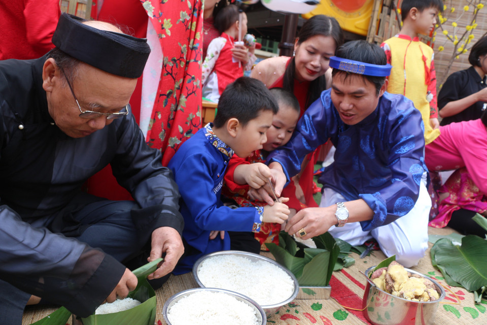 荣市莲花幼儿园教孩子抱粽子。越通社记者 碧惠
