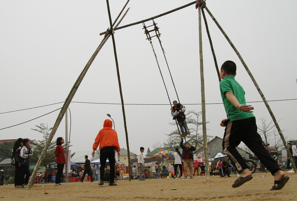 乂安省“2019年西部春节”活动上人们一起玩秋千。越通社记者 阮鹰 摄