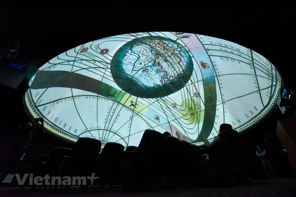 天文学爱好者将有机会在河内天文台体验通过3D生动画面来解释宇宙中各物体的转动和有趣的天文现象。越通社记者 名山 摄