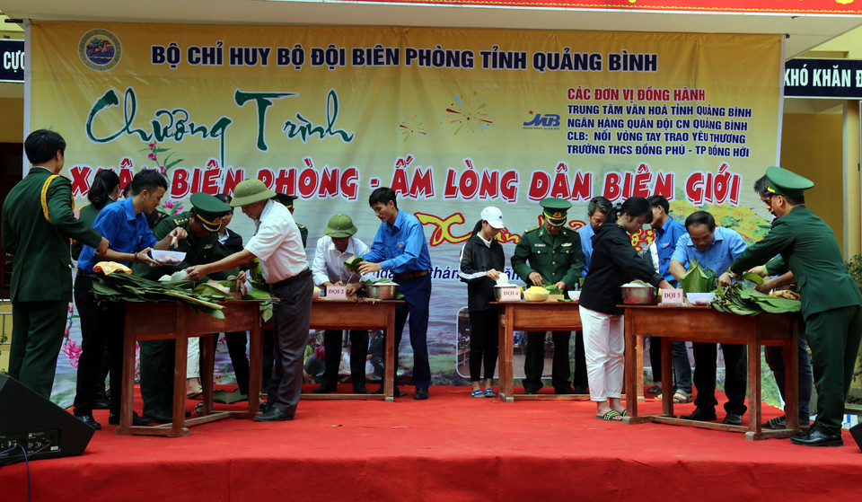 “边防之春”活动期间举行的抱粽子比赛。越通社记者 武孟成 摄