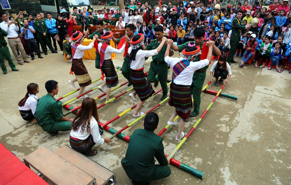 广平省边防指挥部在“边防之春”活动上同当地同胞一起跳竹竿舞。越通社记者 武孟成 摄