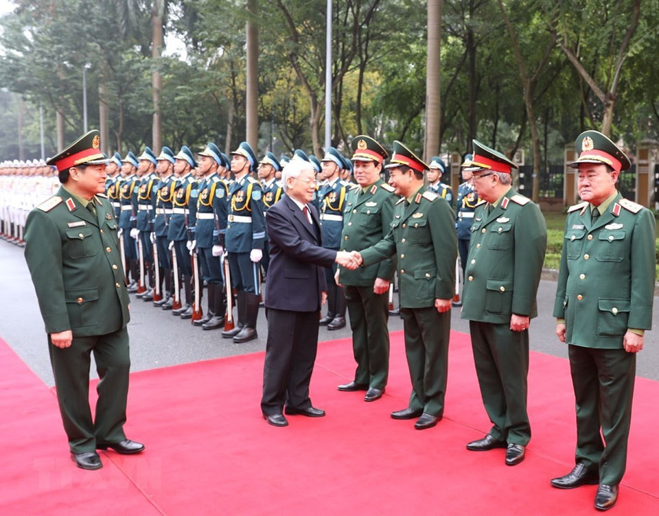 越共中央总书记、国家主席、中央军委书记阮富仲与国防部领导握手。越通社记者 智勇 摄