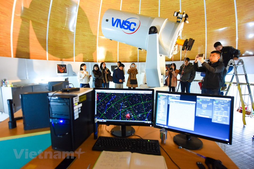 这台光学天文望远镜可观察流星雨、日食、月食等现象。越通社记者 名山 摄