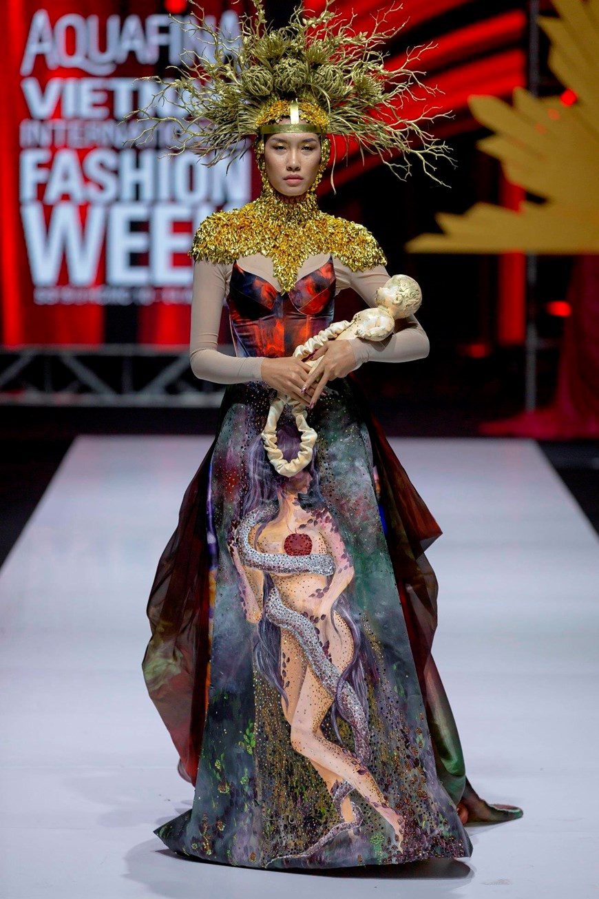 “The Drama Queen”神秘花园服装系列。图自越通社