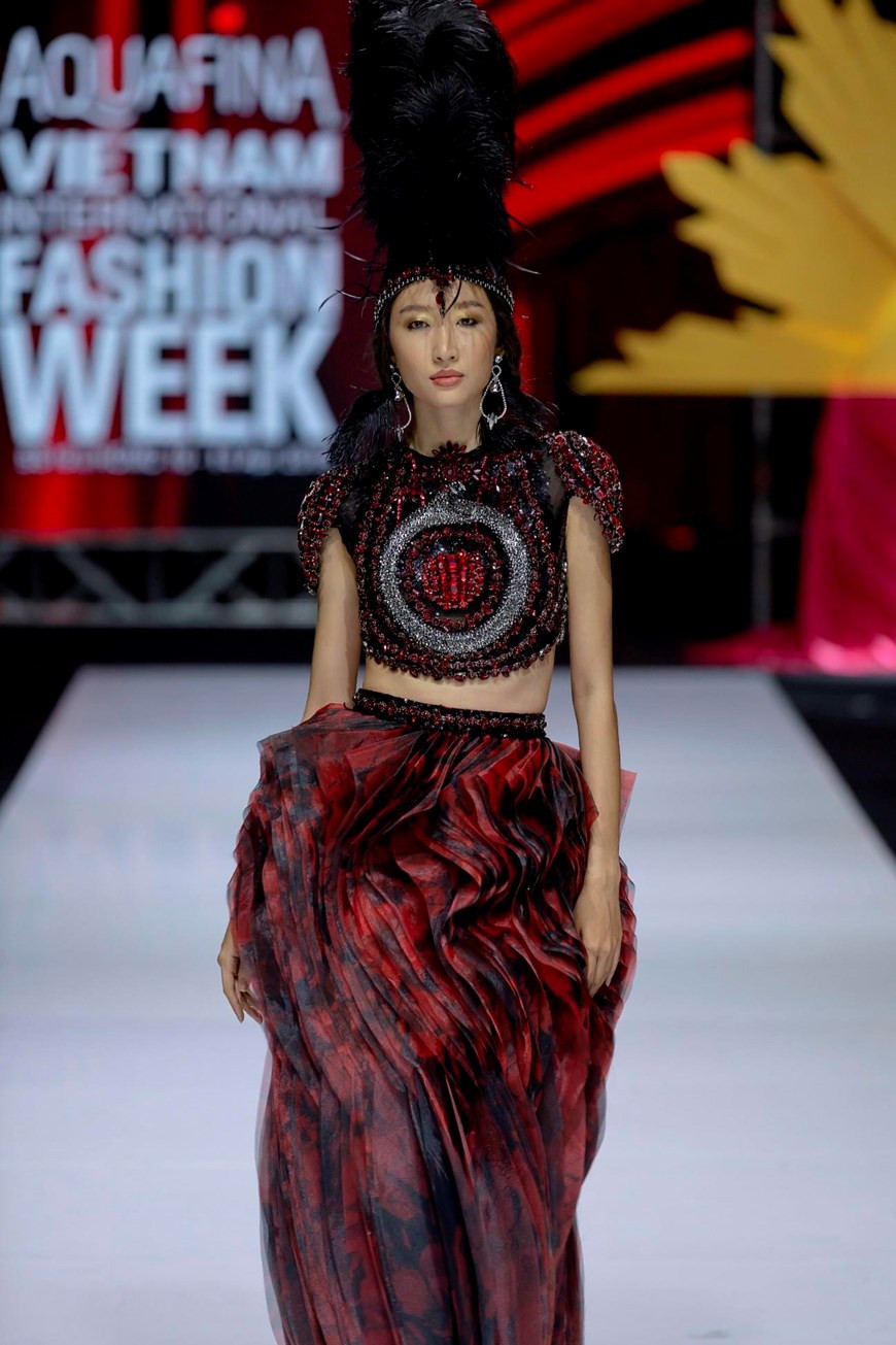 “The Drama Queen”神秘花园服装系列。图自越通社