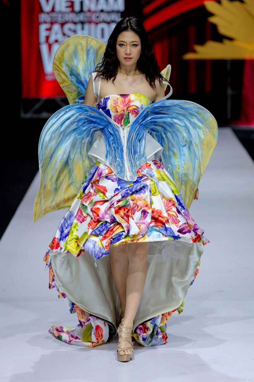 “The Drama Queen”神秘花园服装系列。图自越通社