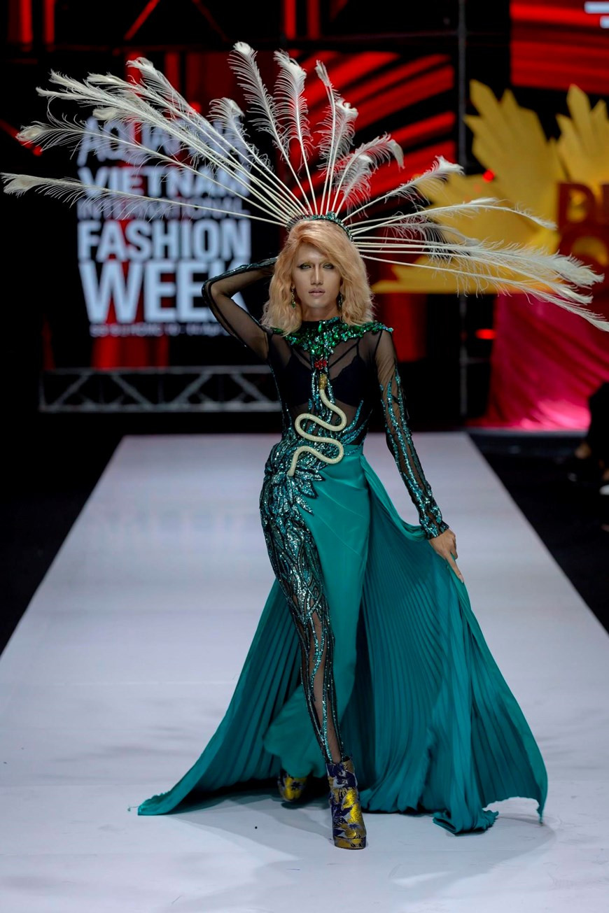 “The Drama Queen”神秘花园服装系列。图自越通社