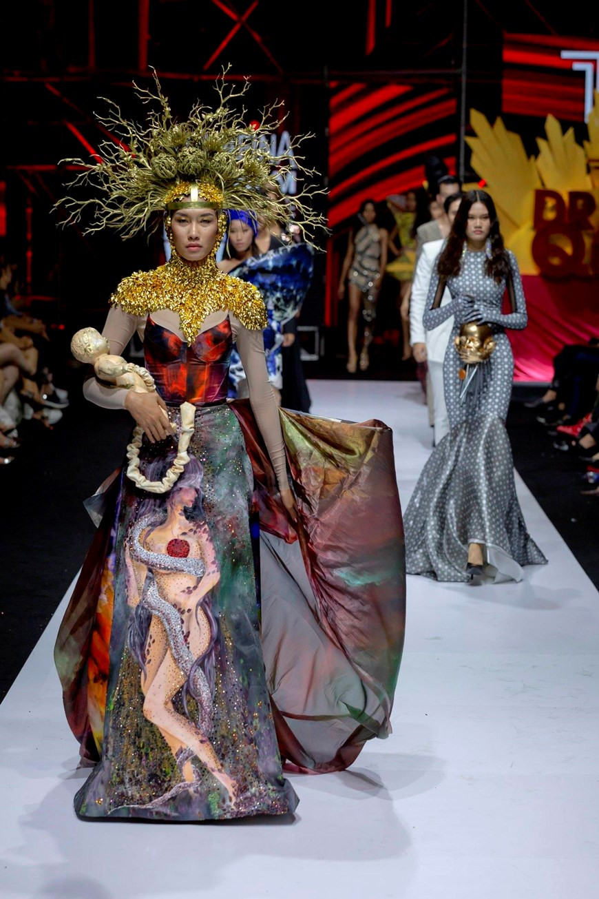 “The Drama Queen”神秘花园服装系列。图自越通社