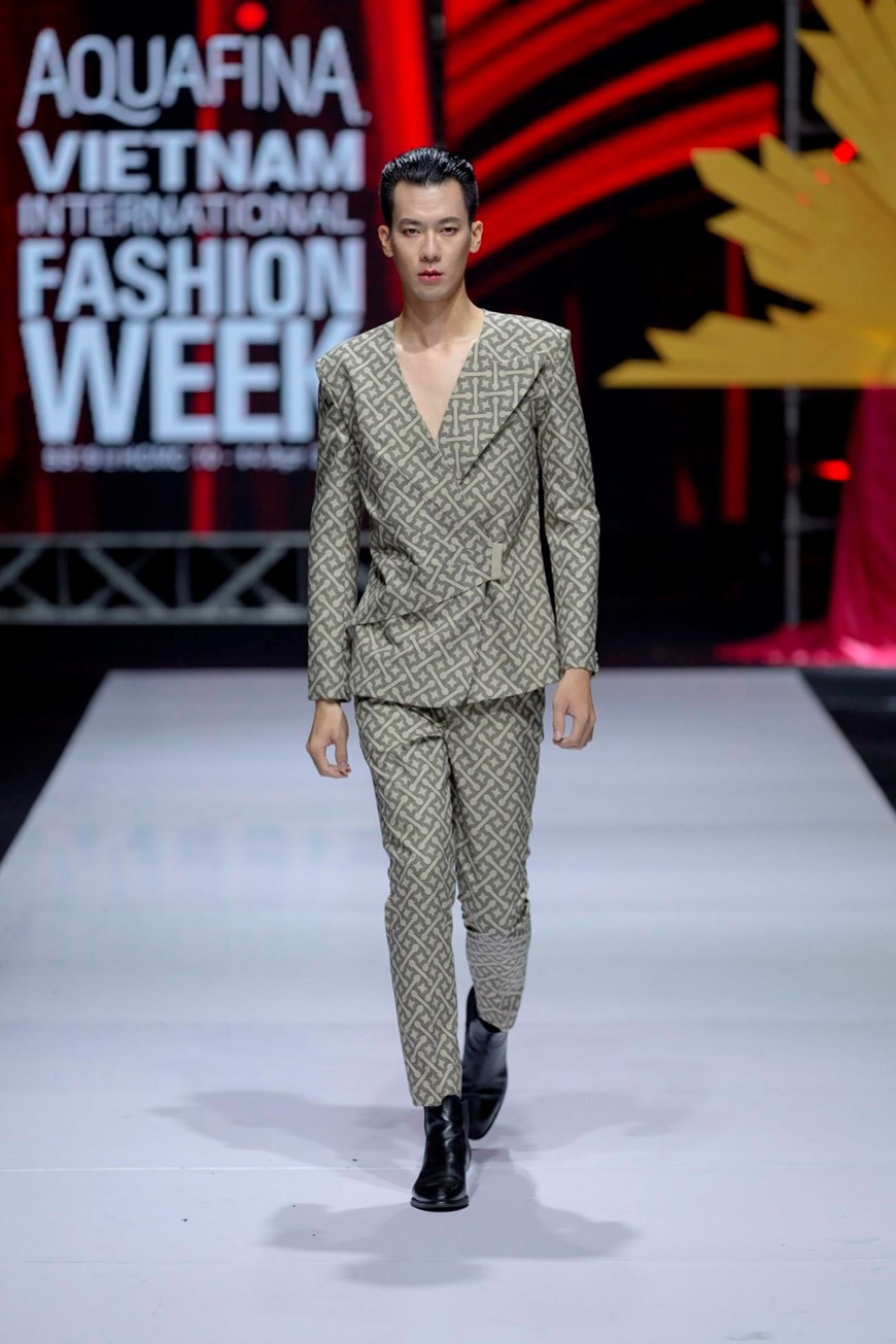 “The Drama Queen”神秘花园服装系列。图自越通社