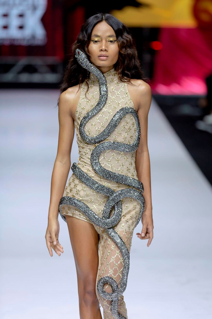 “The Drama Queen”神秘花园服装系列。图自越通社