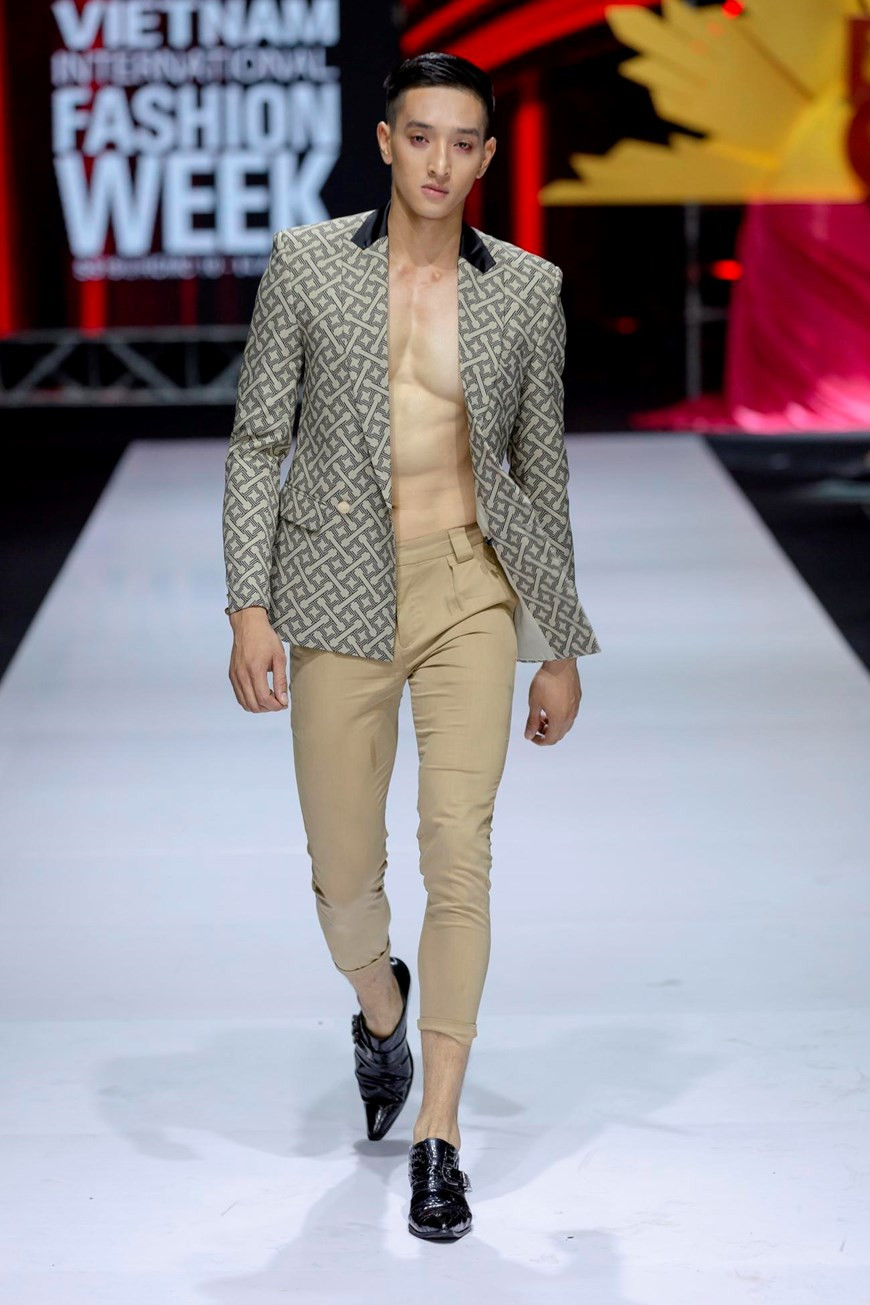 “The Drama Queen”神秘花园服装系列。图自越通社