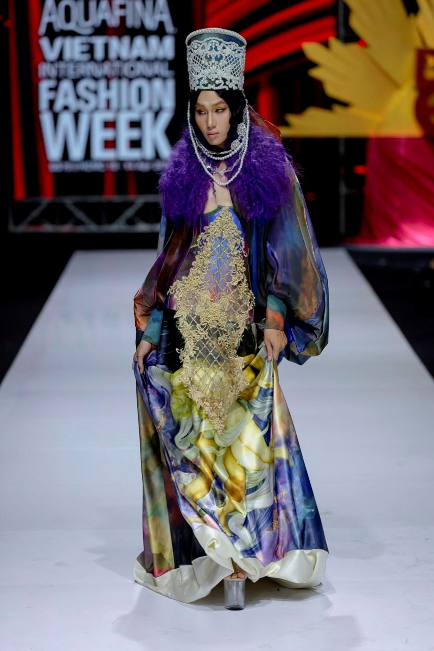 “The Drama Queen”神秘花园服装系列。图自越通社