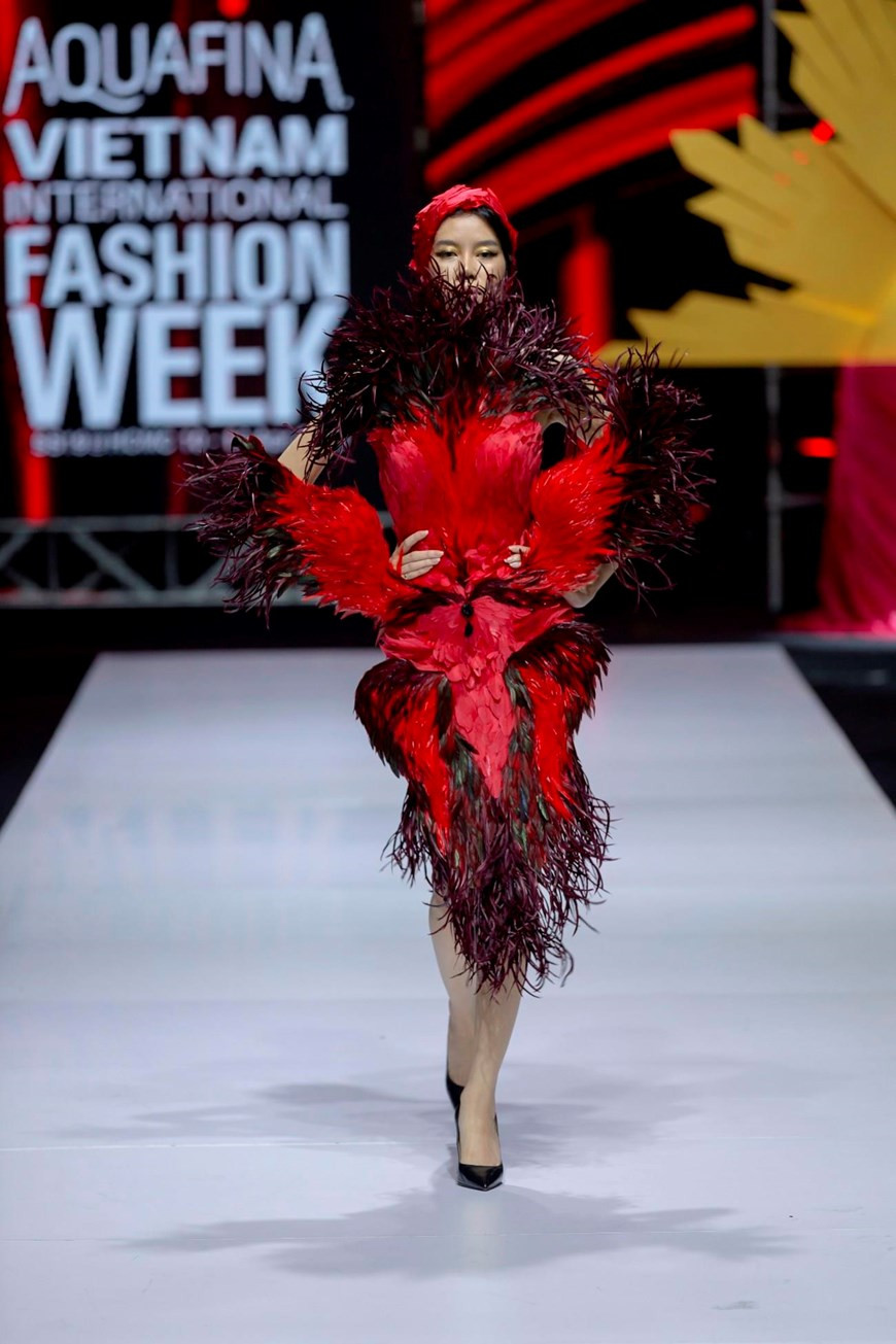 “The Drama Queen”神秘花园服装系列。图自越通社