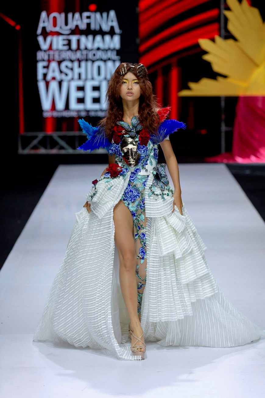 “The Drama Queen”神秘花园服装系列。图自越通社