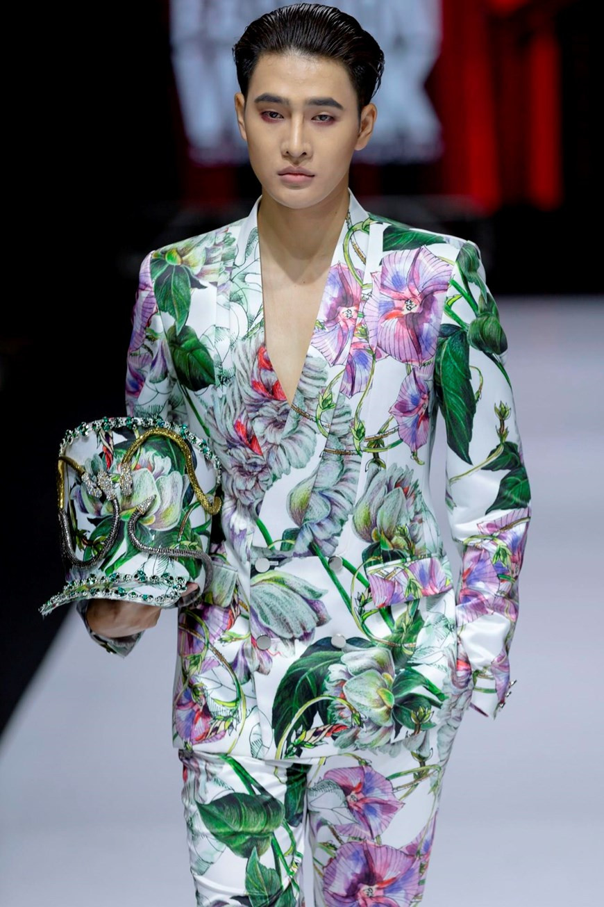 “The Drama Queen”神秘花园服装系列。图自越通社