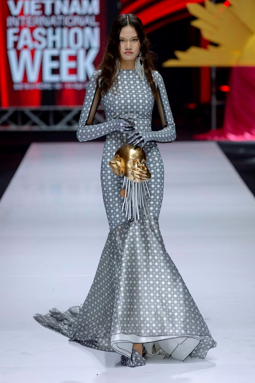 “The Drama Queen”神秘花园服装系列。图自越通社