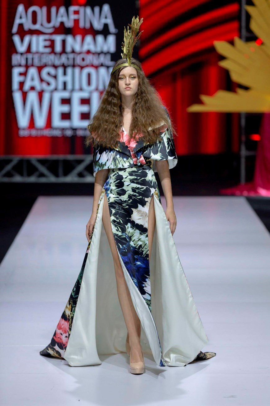 “The Drama Queen”神秘花园服装系列。图自越通社