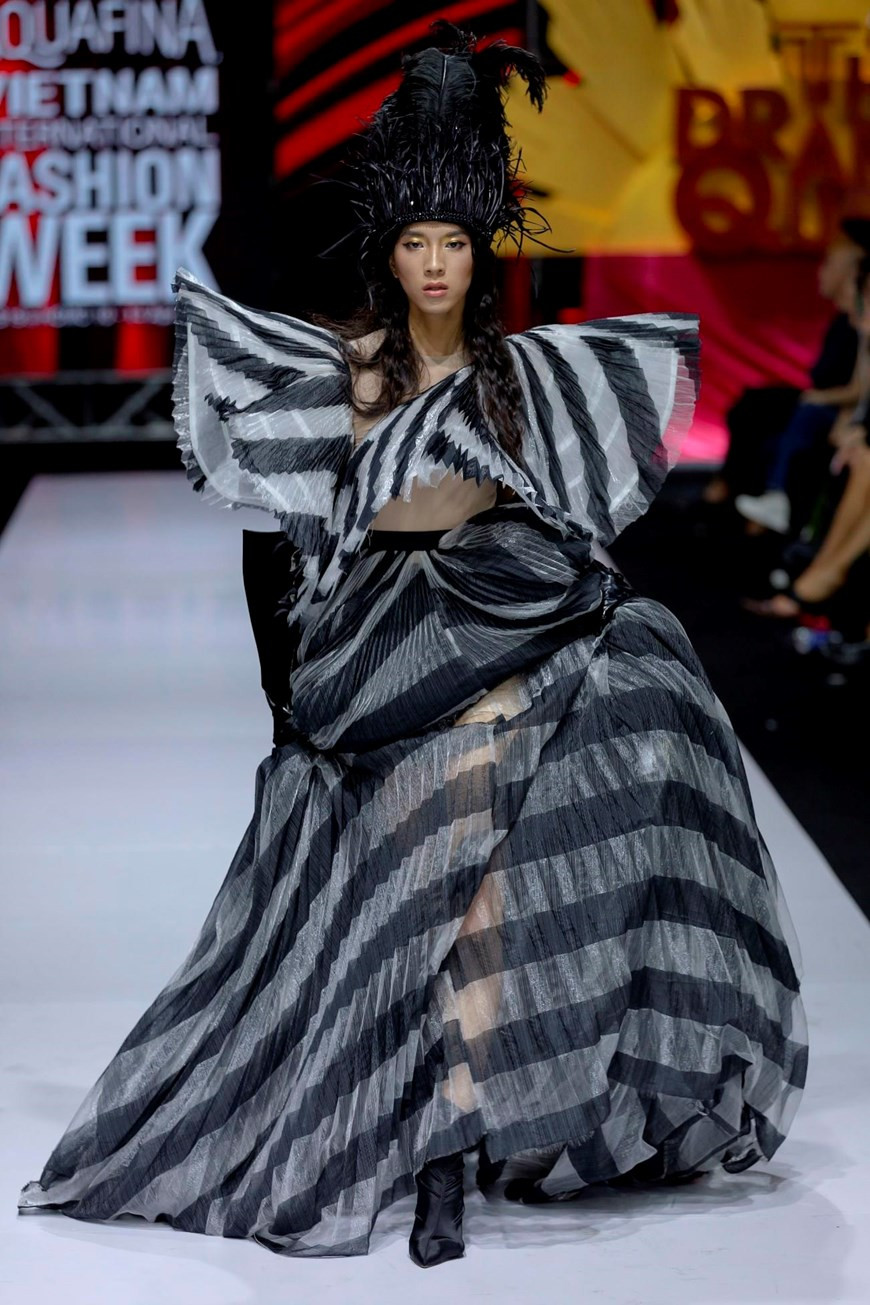 “The Drama Queen”神秘花园服装系列。图自越通社