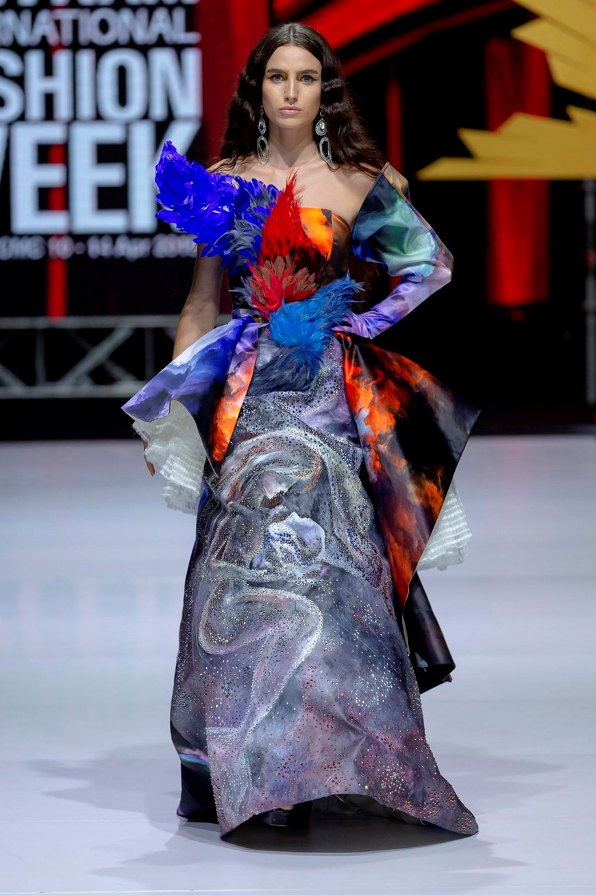 “The Drama Queen”神秘花园服装系列。图自越通社