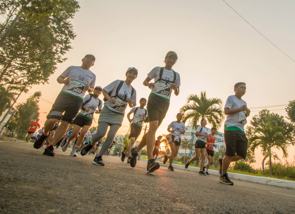 4000人参加九龙江三角洲应对气候变化马拉松赛。越通社记者维羌 摄