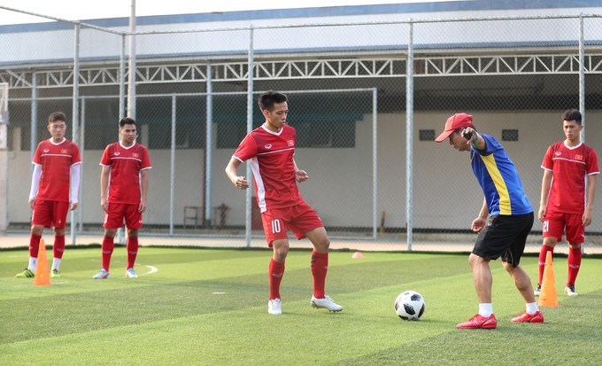 8月13日下午，越南国家奥林匹克足球队在印尼西爪哇省三星公司足球场训练，为14日下午16时与巴基斯坦奥林匹克足球队进行角逐做出准备。图自互联网