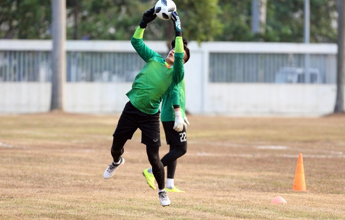 越南国家奥林匹克足球队在印尼西爪哇省三星公司足球场训练，为14日下午16时与巴基斯坦奥林匹克足球队进行角逐做出准备。