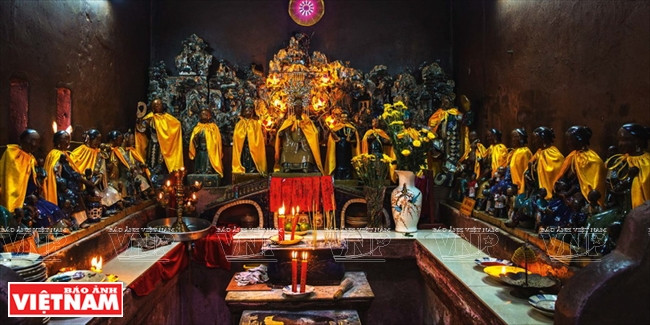 《越南寺庙》中的作品。图自越南画报