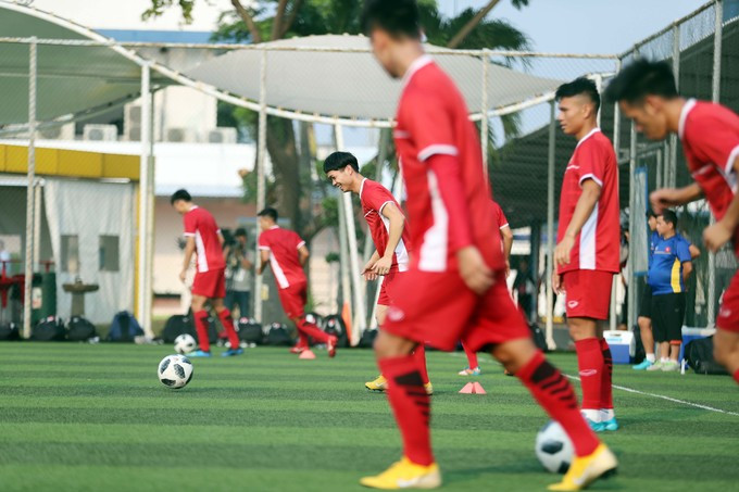 越南国家奥林匹克足球队在印尼西爪哇省三星公司足球场训练，为14日下午16时与巴基斯坦奥林匹克足球队进行角逐做出准备。