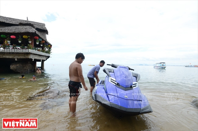 骑着大马力的摩托艇冲浪很刺激。越南画报报记者 清和 摄