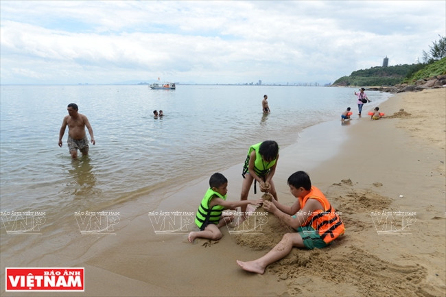 小朋友在细腻沙滩上尽情玩耍。越南画报报记者 清和 摄