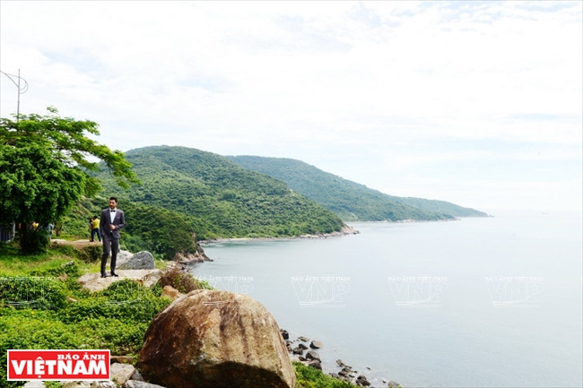 山茶半岛的三座山树木，青翠欲滴，营造了原始美丽的浴场。越南画报报记者 清和 摄