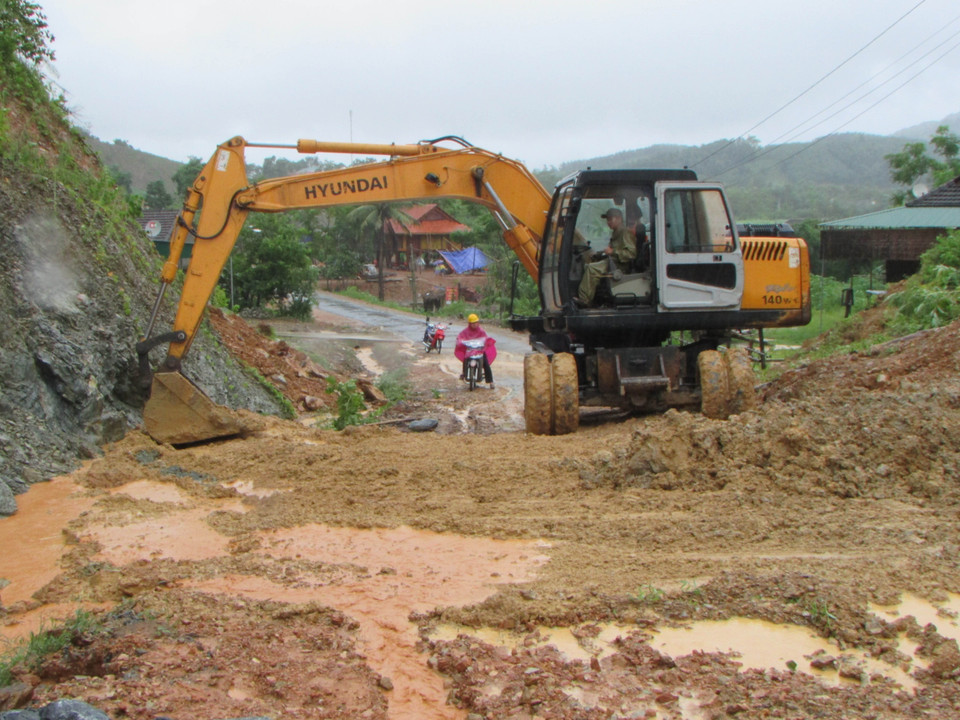  第四号台风袭击乂安省 多条道路受损 越通社记者 摄