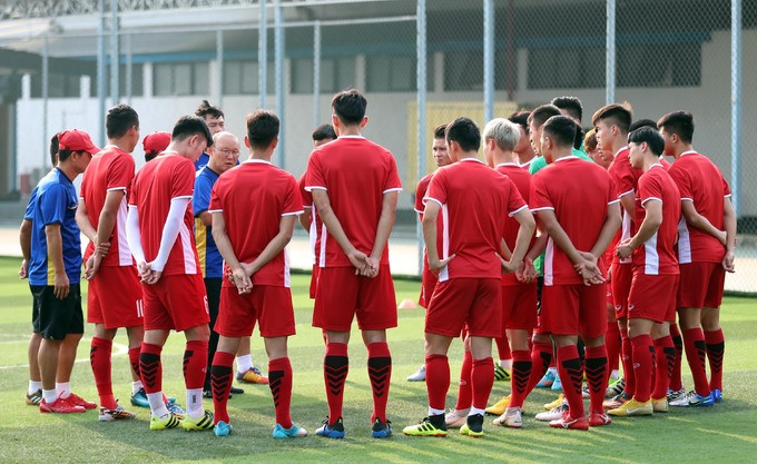 越南国家奥林匹克足球队在印尼西爪哇省三星公司足球场训练，为14日下午16时与巴基斯坦奥林匹克足球队进行角逐做出准备。
