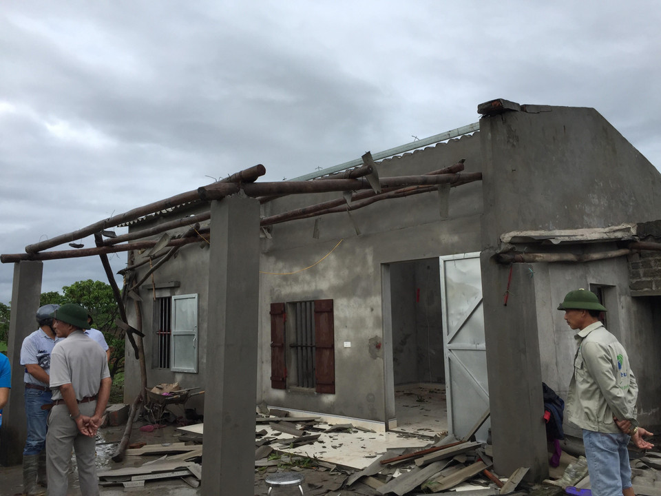 受第四号台风影响海阳省多间房屋被倒塌 越通社记者孟秀 摄