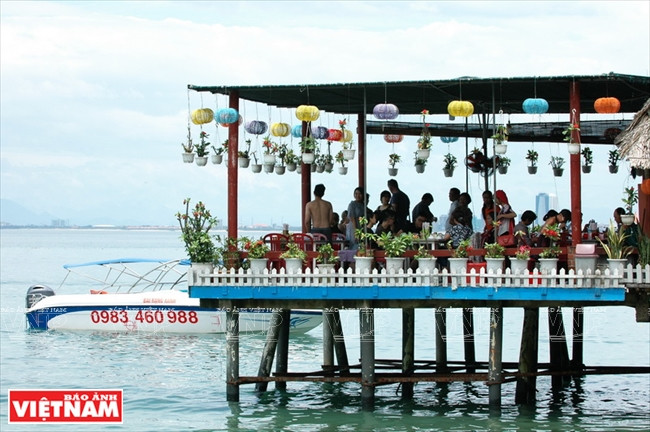 在亮滩水上餐厅品尝美食格外惬意。越南画报报记者 清和 摄