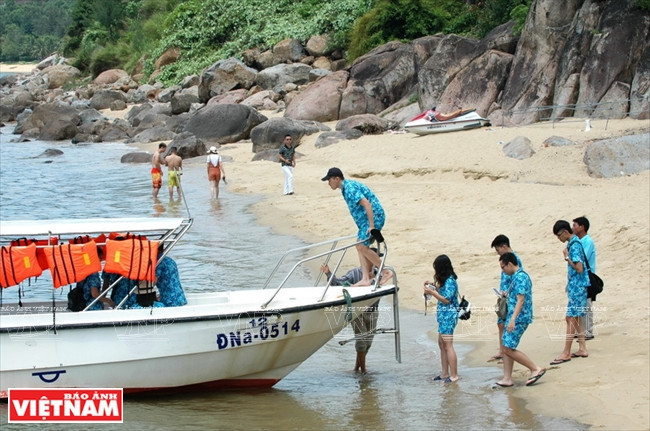 从山茶山顶俯瞰，亮滩海水清澈透蓝，旁边是岘港著名的山茶度假区及水疗中心。越南画报报记者 清和 摄