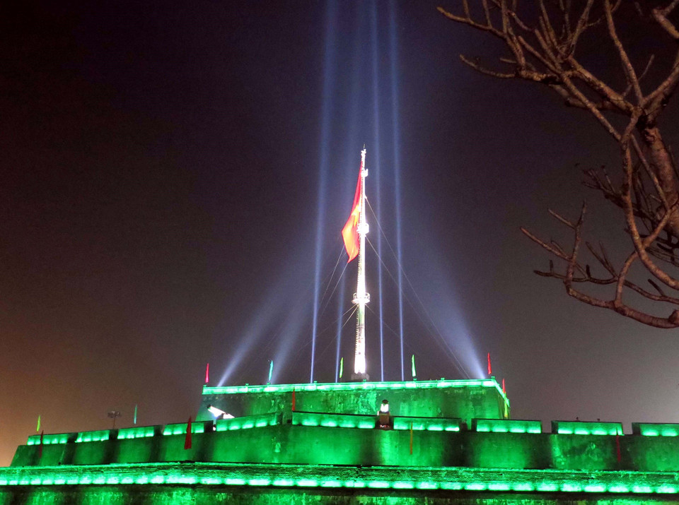 顺化旗台被1000个LED灯照亮。(图片来源：越通社）