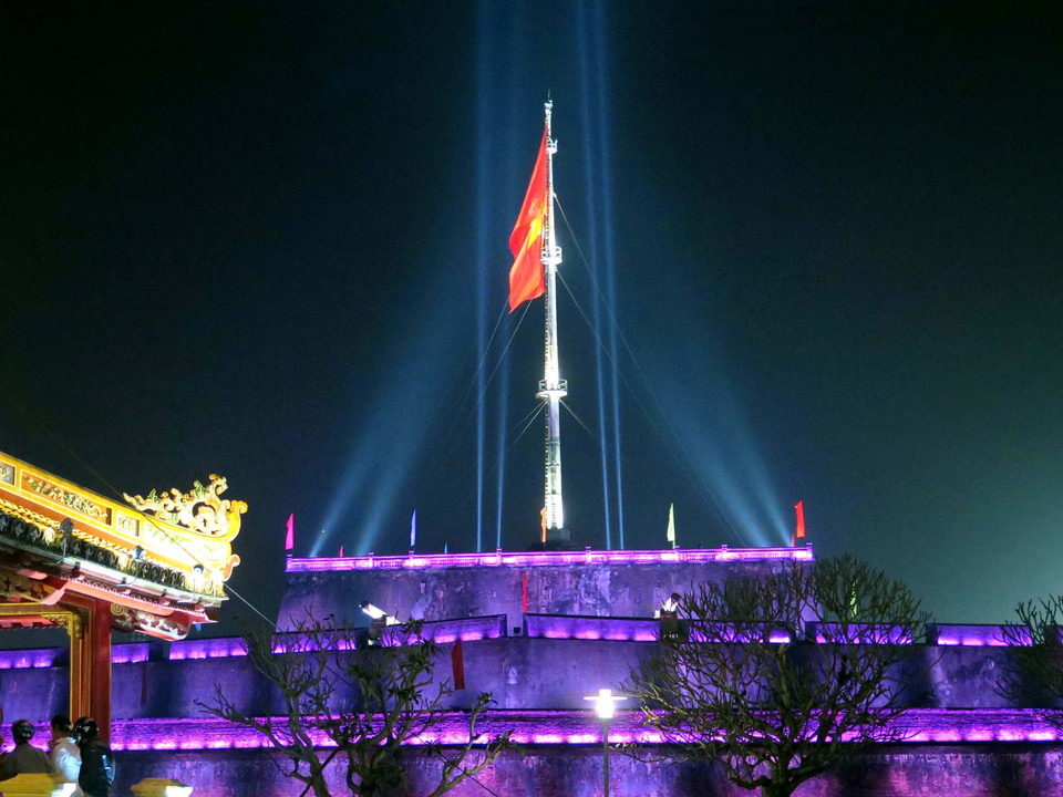 顺化旗台被1000个LED灯照亮。(图片来源：越通社）