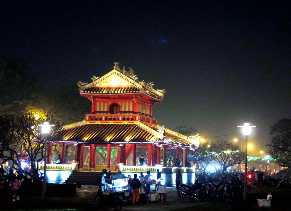 顺化古城被1000个LED灯照亮。(图片来源：越通社）