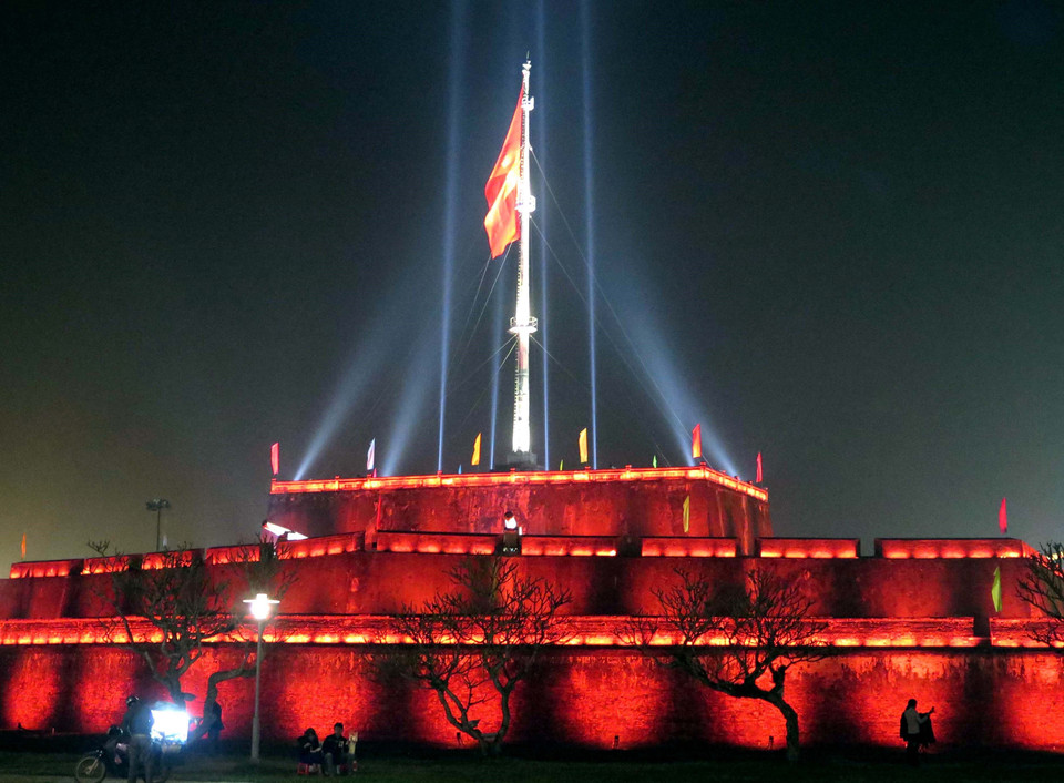 顺化旗台被1000个LED灯照亮。(图片来源：越通社）