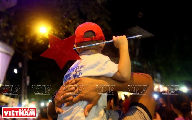 行马街两边五颜六色的玩具吸引众多人前来参观和购物。图自越通社