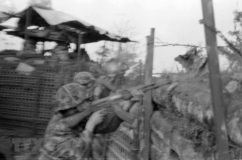 资料图：攻占了向化郡，解放军利用敌人的炮楼进行袭击和射击敌机。图自越通社