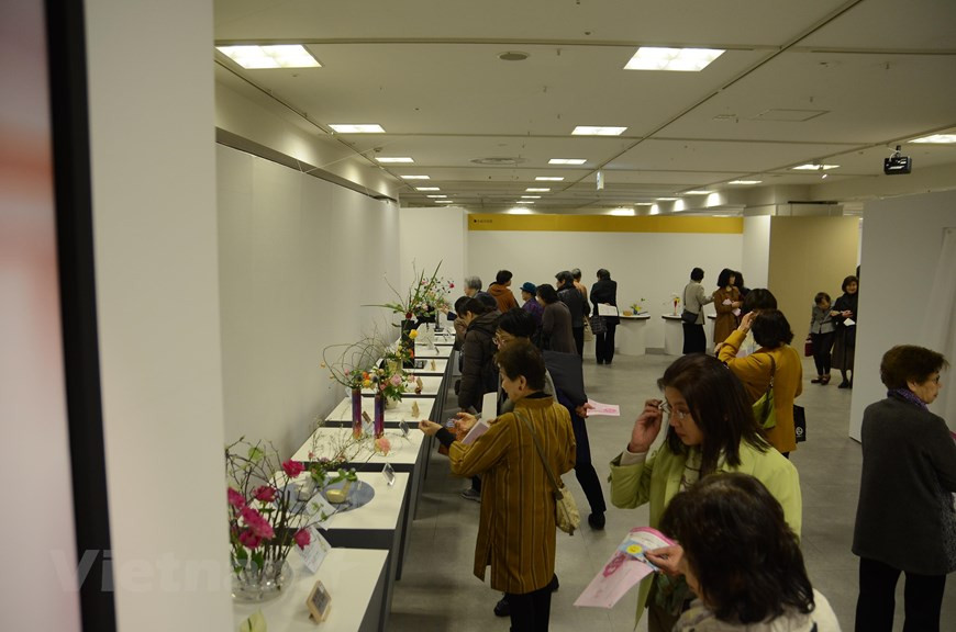 日本关西地区花道展览会吸引众多参观者。图自越通社