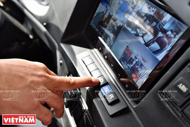 车上配备监控系统，司机可以观察两层情况。图自越通社