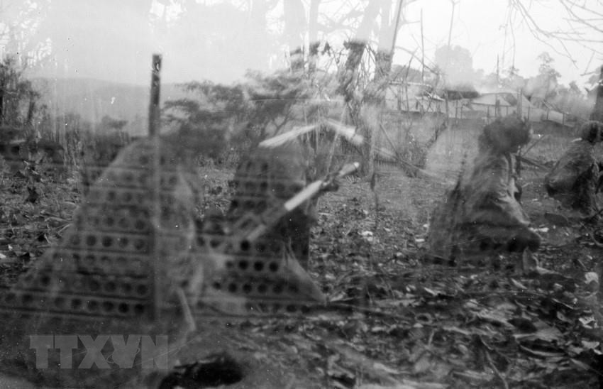 资料图：1968年1月20日，广治军民与主力部队配合开火攻击向化郡军事分区，袭击832号高地处。图自越通社
