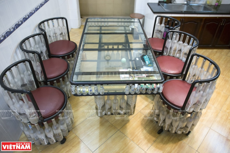  餐桌和椅子也是用瓶子制作的。图自越通社