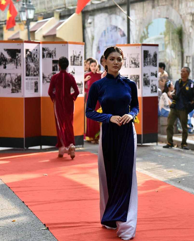 业余奥戴走秀。图自《越南人民报》